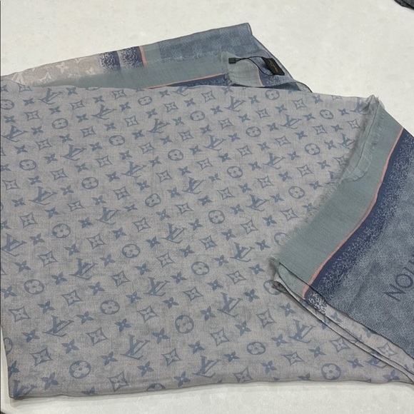 Louis Vuitton Cashmere Blue and Gray Patterned Scarf/Wrap - Picture 4 of 14